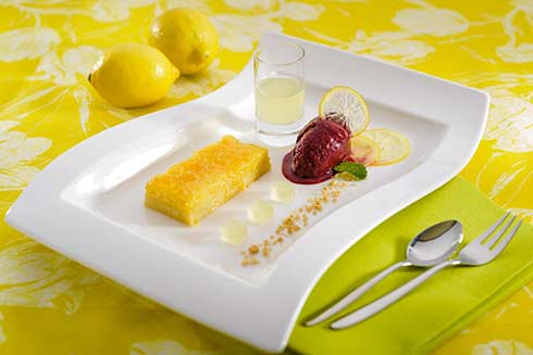 Zitronen-Tarte mit Cassis-Sorbet
