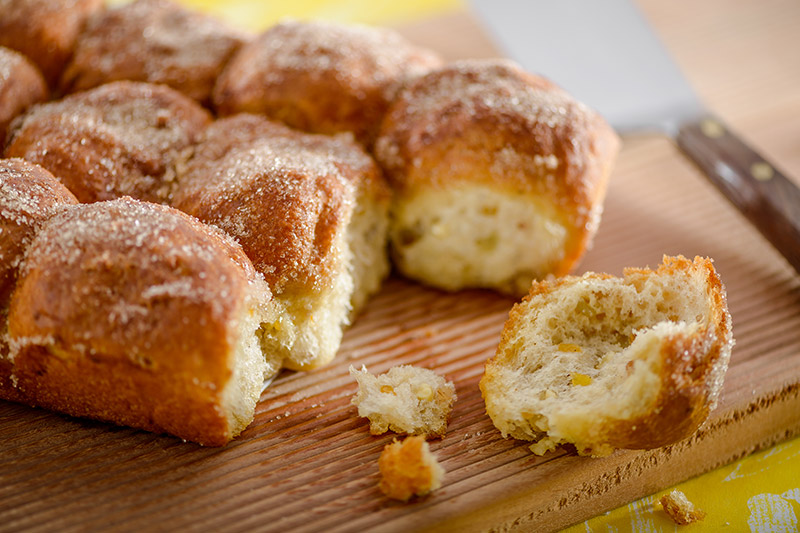 Buchteln mit Rum-Rosinen-Eis