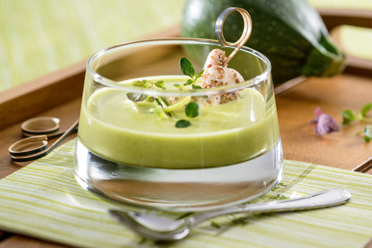 Cremige Zucchinisuppe mit zartem Sesam-Hähnchen | Rezept