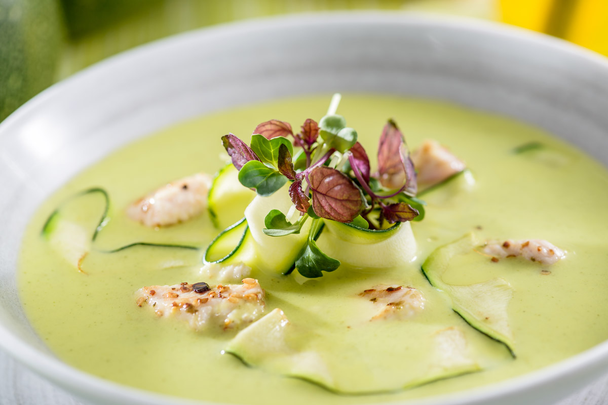 Cremige Zucchinisuppe mit zartem Sesam-Hähnchen | Rezept