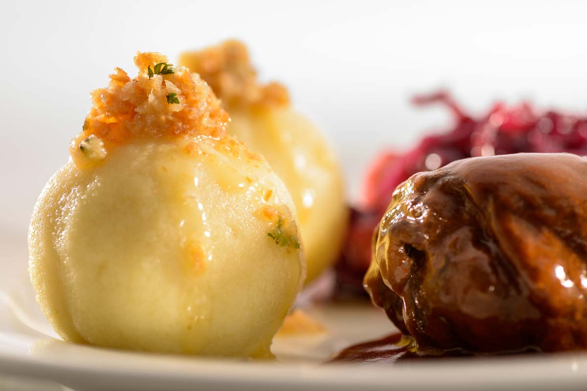 Hirschroulade in Wintergewürzen geschmort mit Zimtrotkohl und ...