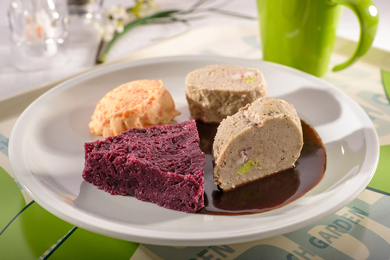 Kalbsrouladen-Terrine mit Speck und Gurke gefüllt