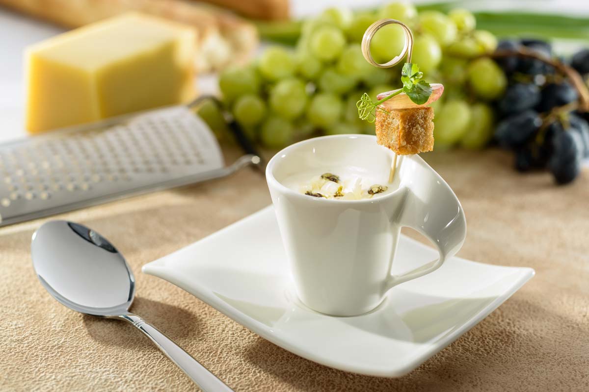 Bergkäsesuppe mit knusprigen Croûtons und geschmolzenen Trauben | Rezept