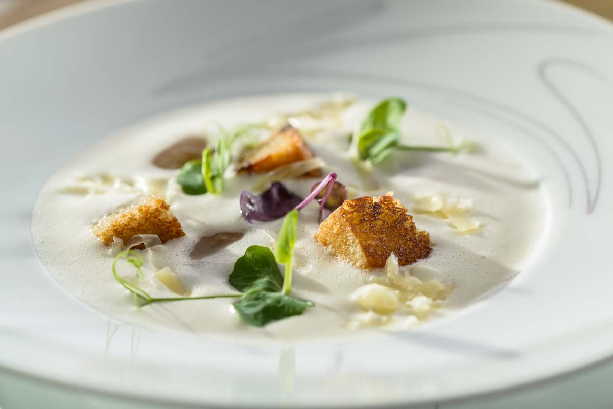 Bergkäsesuppe mit knusprigen Croûtons und geschmolzenen Trauben | Rezept