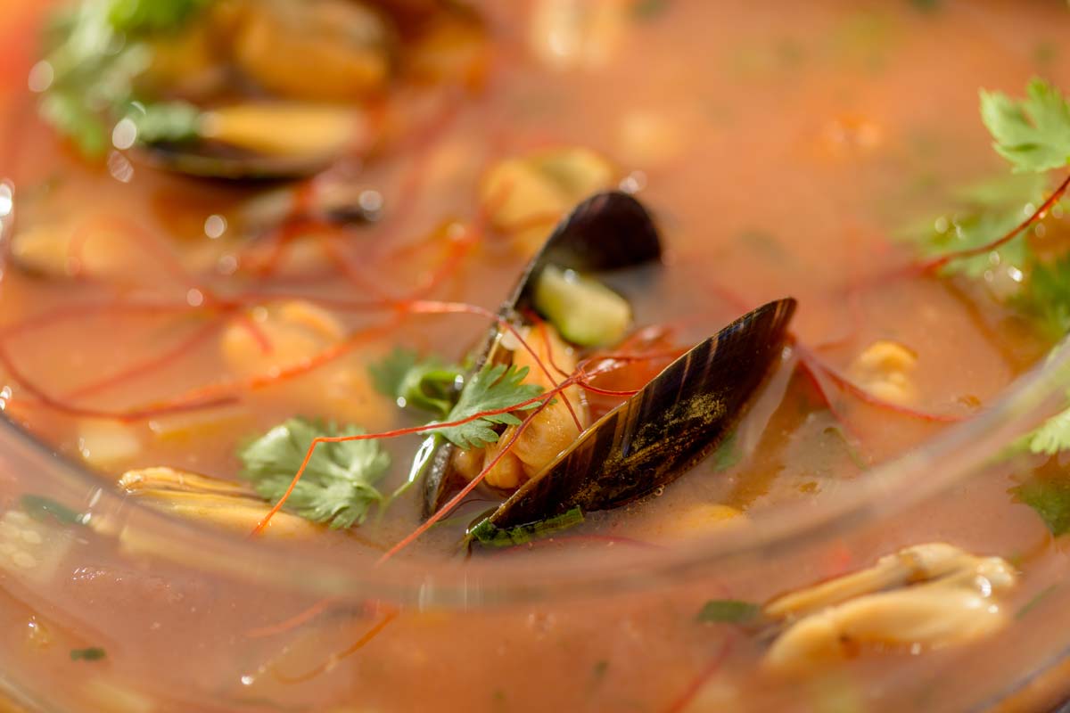 Miesmuscheln im Kürbis-Tomaten-Sud mit gratiniertem Baguette | Rezept