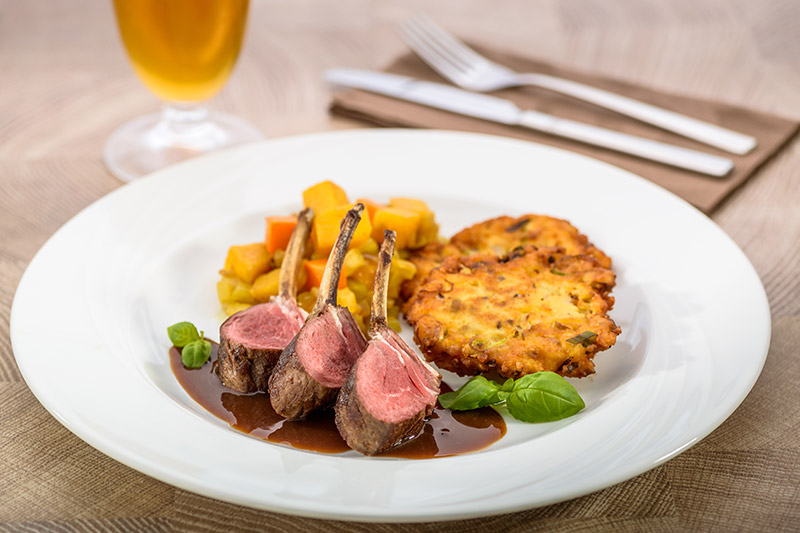 Gegrilltes Lammkarree auf Rosmarinjus