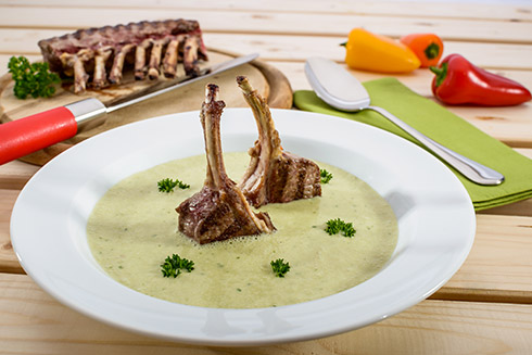 Erbsen-Rahmsuppe mit gegrillten Lammkoteletts