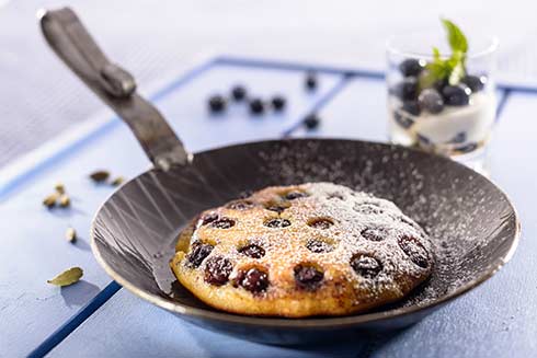 Blaubeer-Pancake mit Limettenschmand
