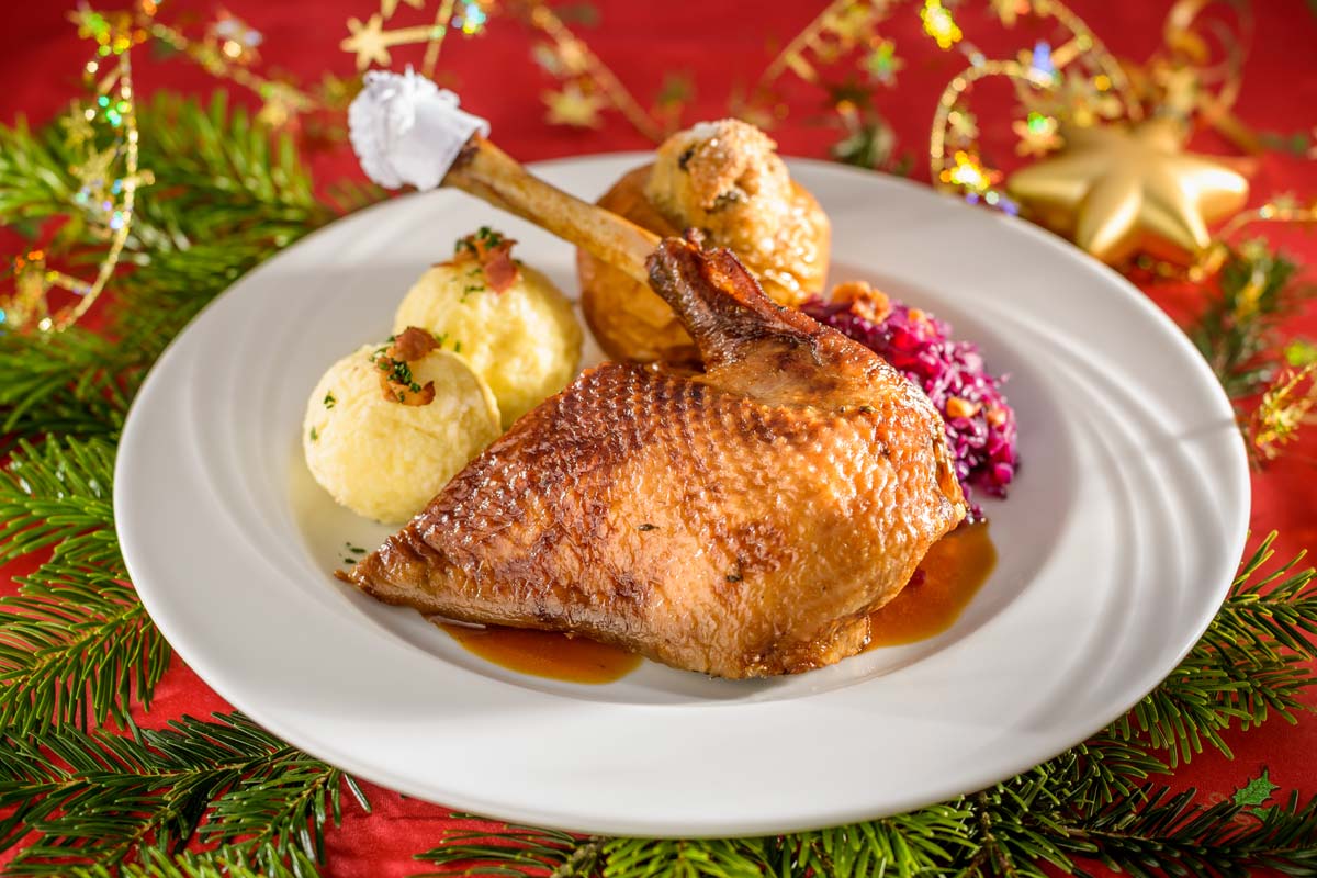 Knusprige Gänsebrust in Orangensauce mit Apfelrotkohl, Kartoffelklößen ...