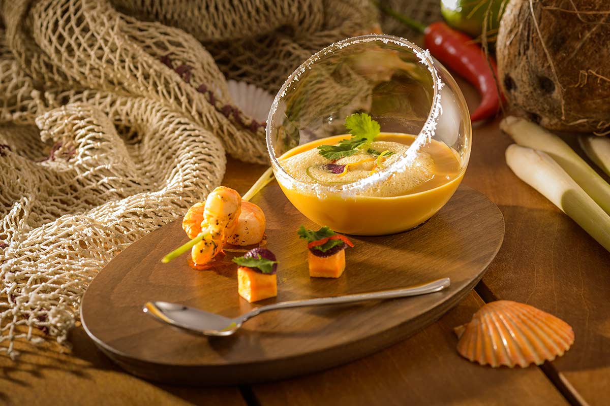 Süßkartoffel-Kokos-Suppe mit gebratenen Sesam-Garnelen | Rezept