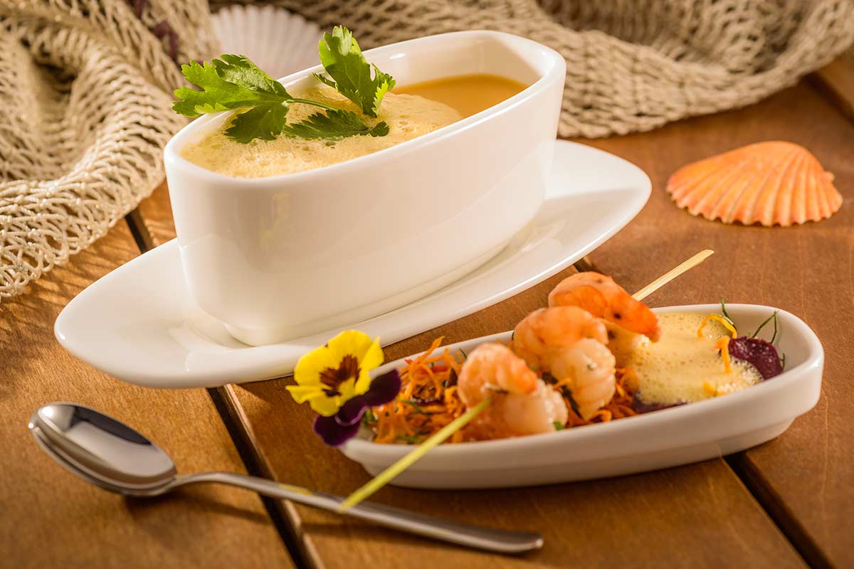 Süßkartoffel-Kokos-Suppe mit gebratenen Sesam-Garnelen | Rezept