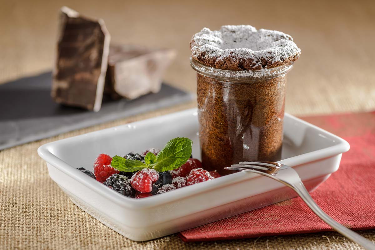 Warmes Schokoladen-Küchlein mit frischen Beeren | Rezept