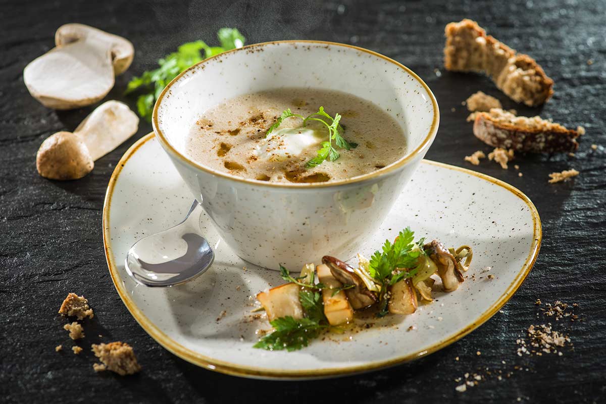 Brotsuppe mit Schmand und gebratenen Steinpilzen | Rezept