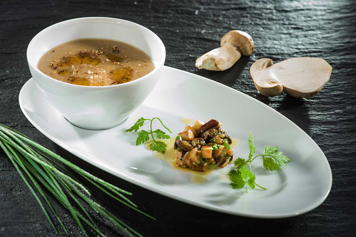 Brotsuppe mit Schmand und gebratenen Steinpilzen | Rezept