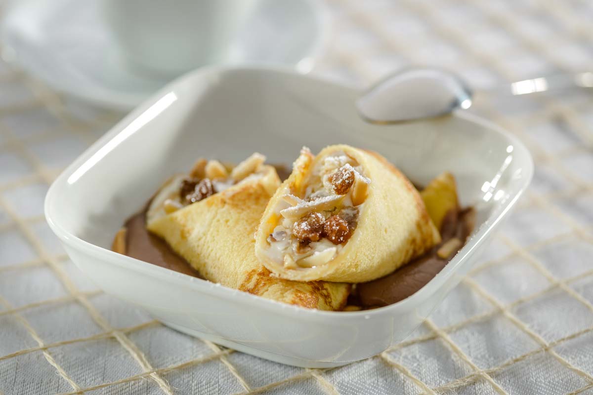 Topfencrêpes mit Schokoladen-Sauce | Rezept