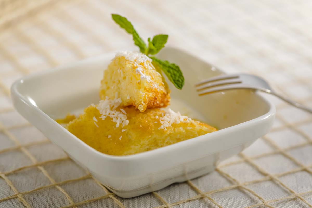 Kokos-Grieß-Schnitte auf Zitronensauce | Rezept