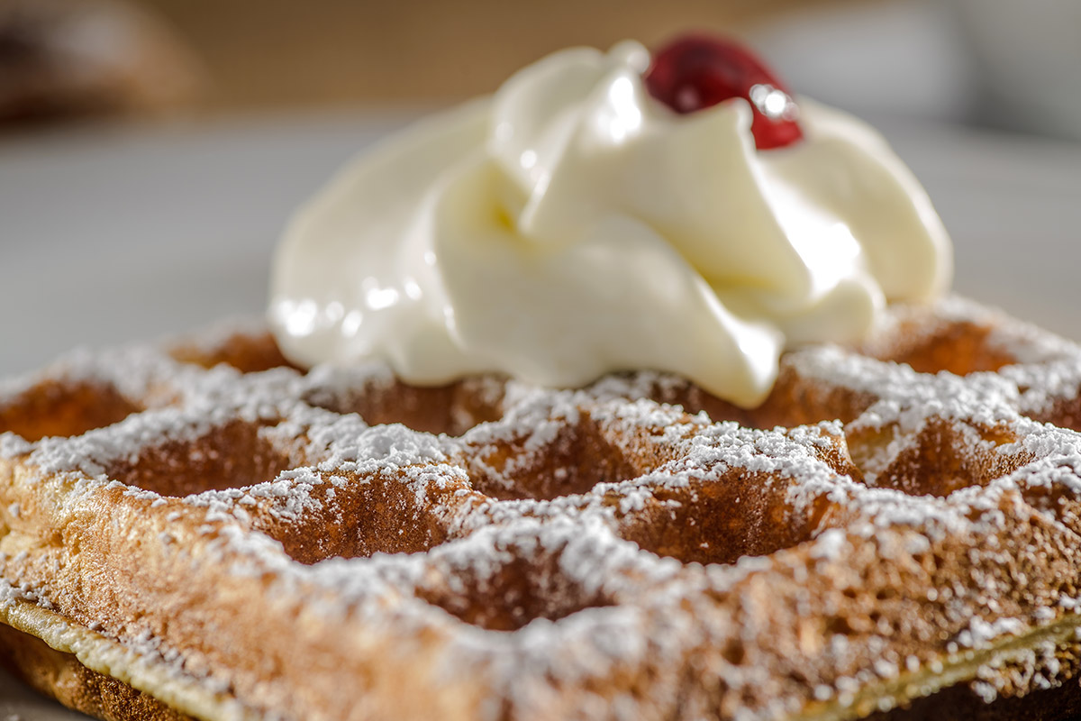 Knusprige Waffeln mit Sauerkirschgrütze und Sahne | Rezept