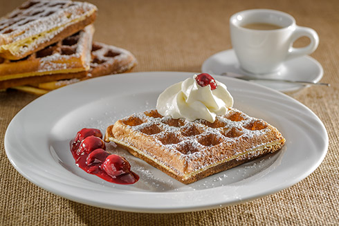 Knusprige Waffeln mit Kirschgrütze und Sahne