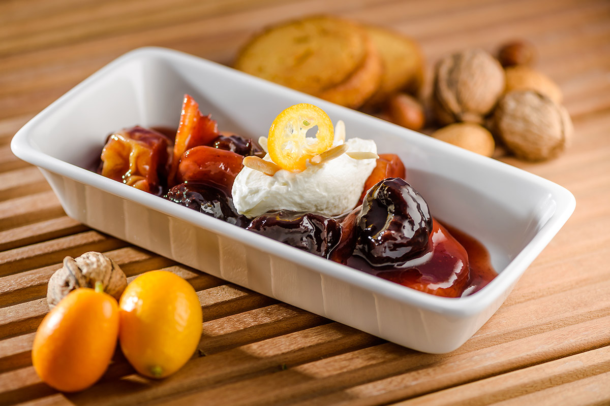 Winterliches Dörrobstkompott mit Vanillequark-Nocke | Rezept