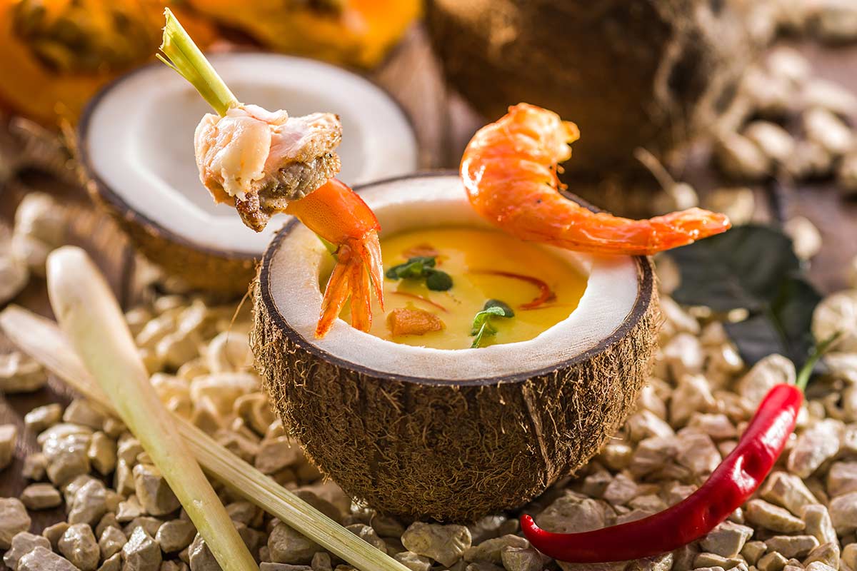 Hokkaido-Kürbis-Kokossuppe mit Hähnchen und Garnelen | Rezept