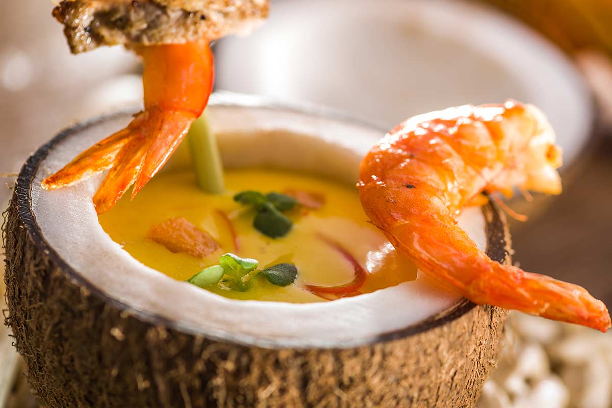 Hokkaido-Kürbis-Kokossuppe mit Hähnchen und Garnelen | Rezept