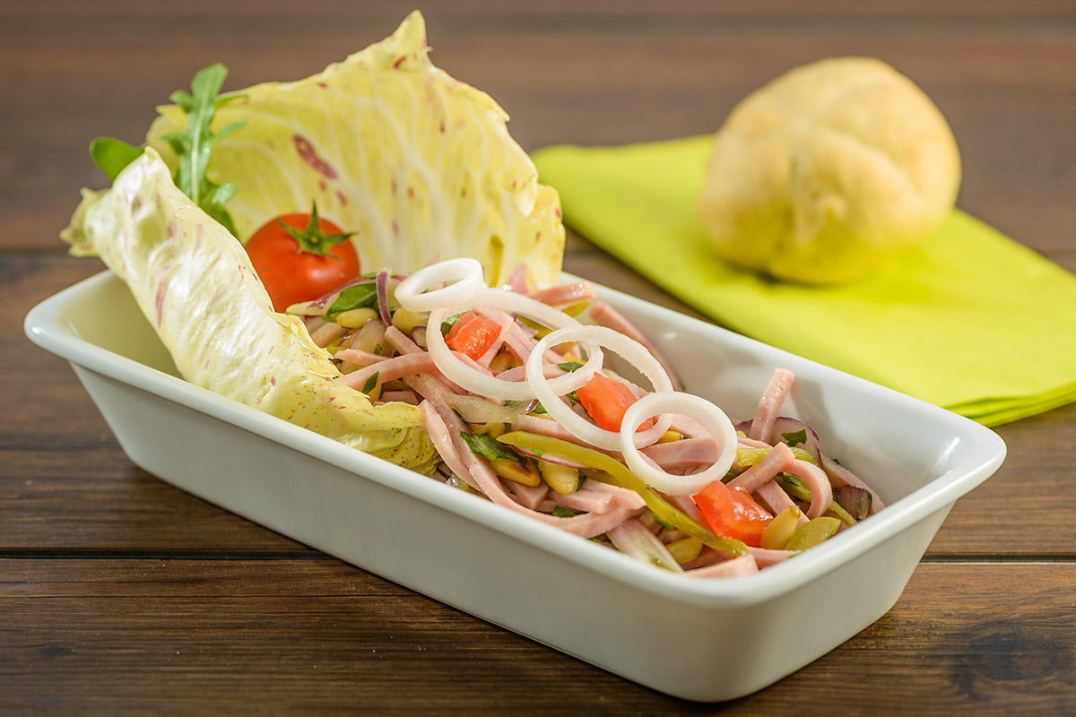 Wurstsalat mit gerösteten Pinienkernen | Rezept