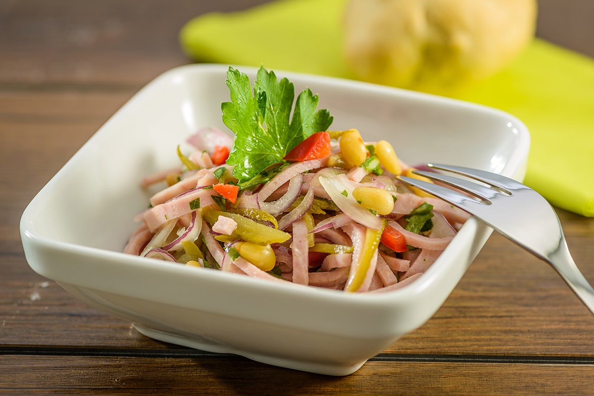 Wurstsalat mit gerösteten Pinienkernen | Rezept