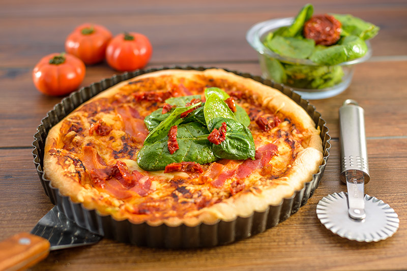 Pizza mit Bacon und Spinat