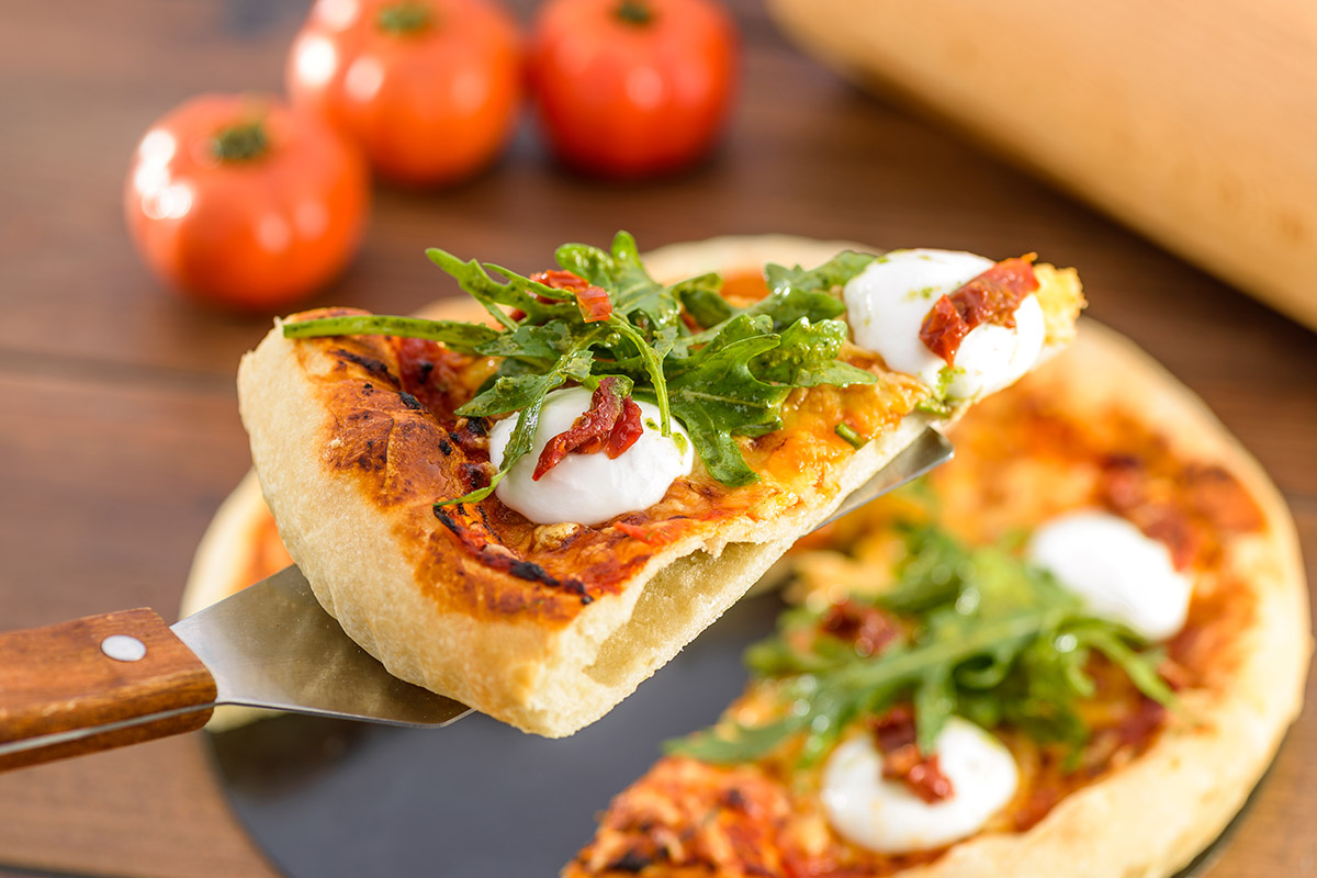 Pizza mit mildem Mozzarella und würzigem Rucola | Rezept