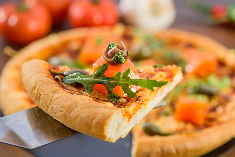 Pizza mit Lachs und Pesto