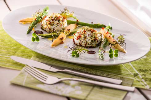 Topfenknödel mit karamellisiertem Spargel