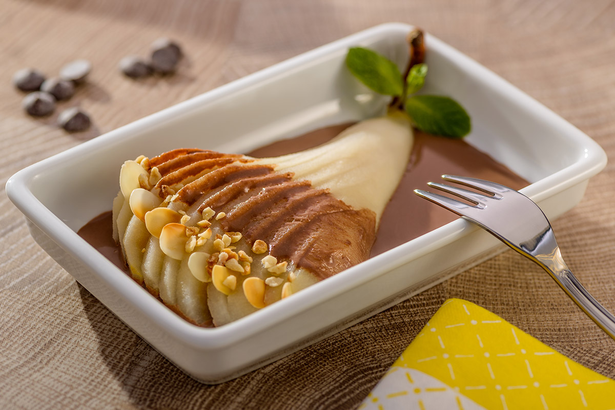 Pochierte Birne mit Schokoladen-Gewürz-Sauce | Rezept