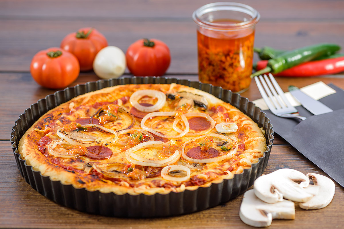 Pizza mit Salami, Zwiebeln und Champignons | Rezept