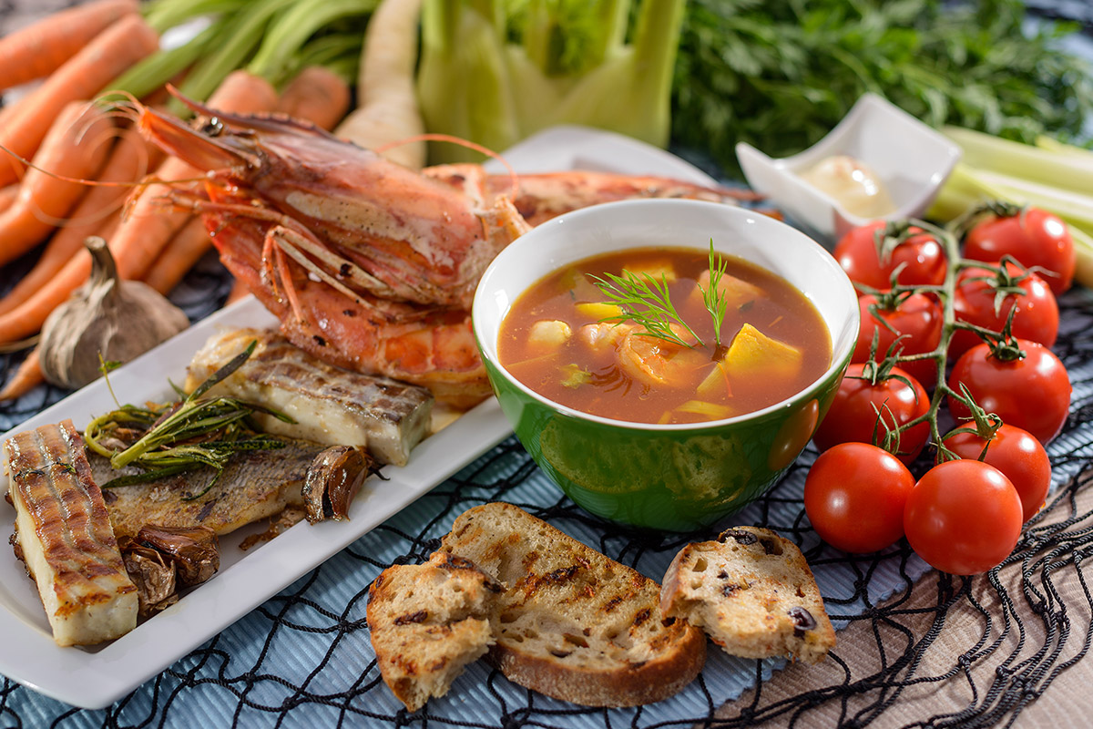 Bouillabaisse mit Sauce Aioli und Knoblauch-Baguette | Rezept