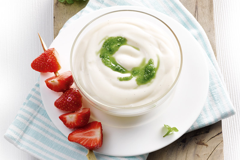 Pannacotta mit Pesto Dolce und Erdbeerspieß