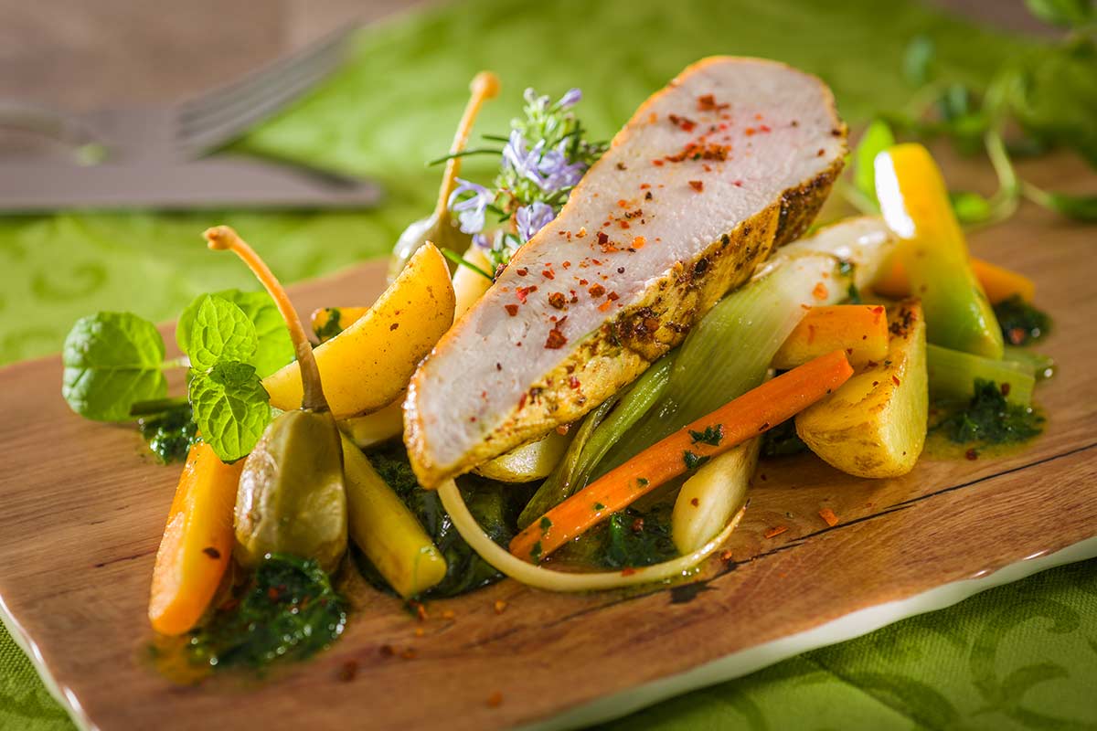 Hähnchenbrust auf saurem, gebratenem Wurzelgemüse mit Kartoffelspalten ...