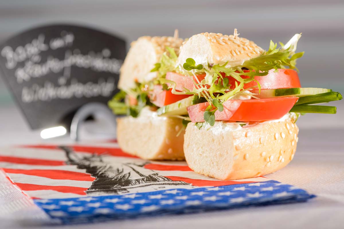 Bagel mit Kräuterfrischkäse und Wildkräutersalat | Rezept