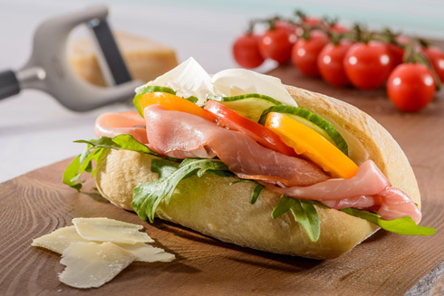 Ciabatta mit Landschinken, Rucola und Hartkäsehobel