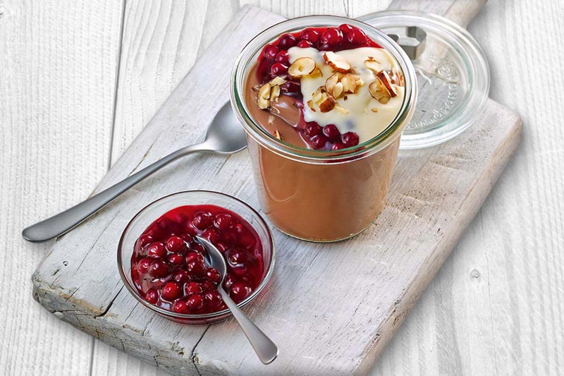 Nougat-Pudding mit Preiselbeer-Kompott