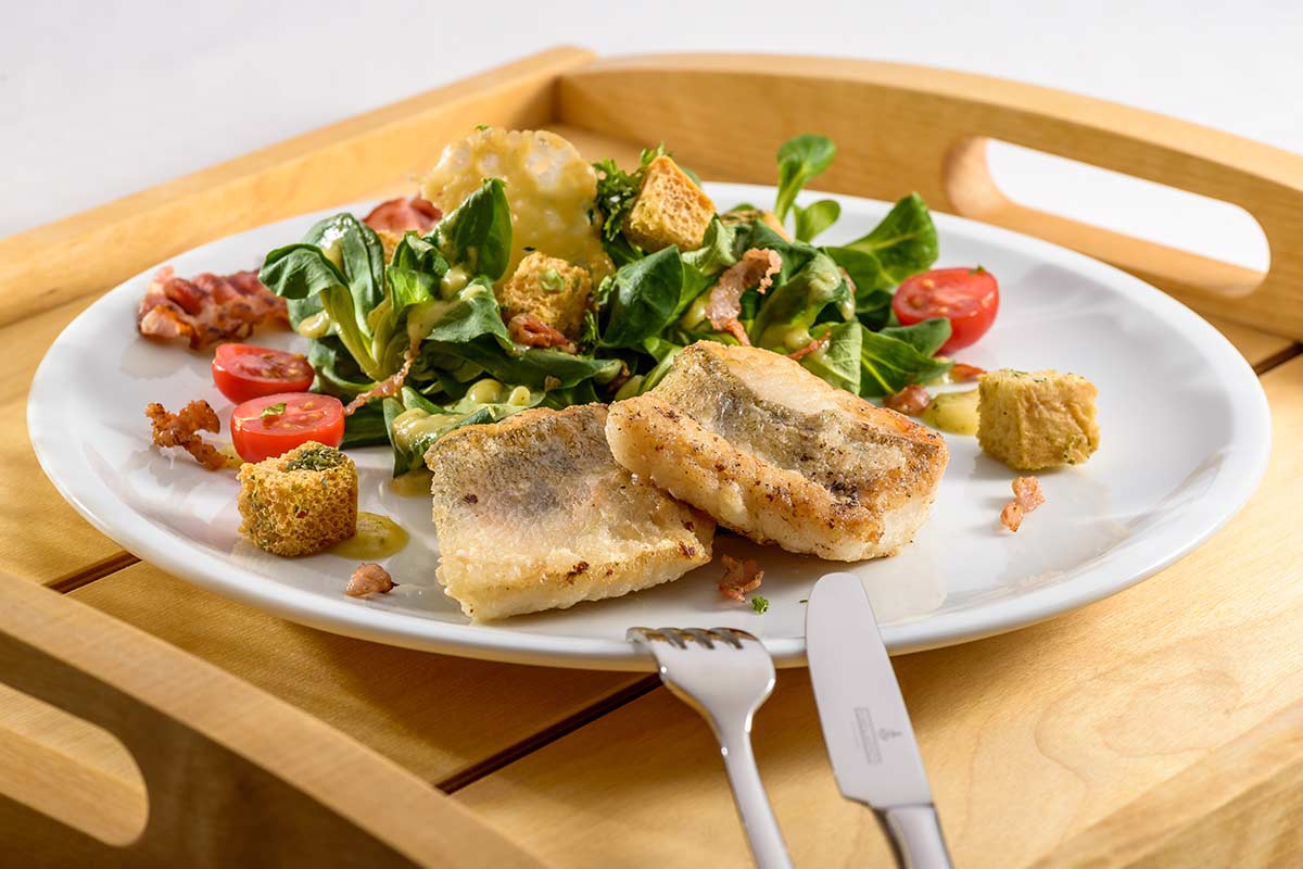 Feldsalat mit warmem Kartoffeldressing und Kräuter-Brotcroutons an ...