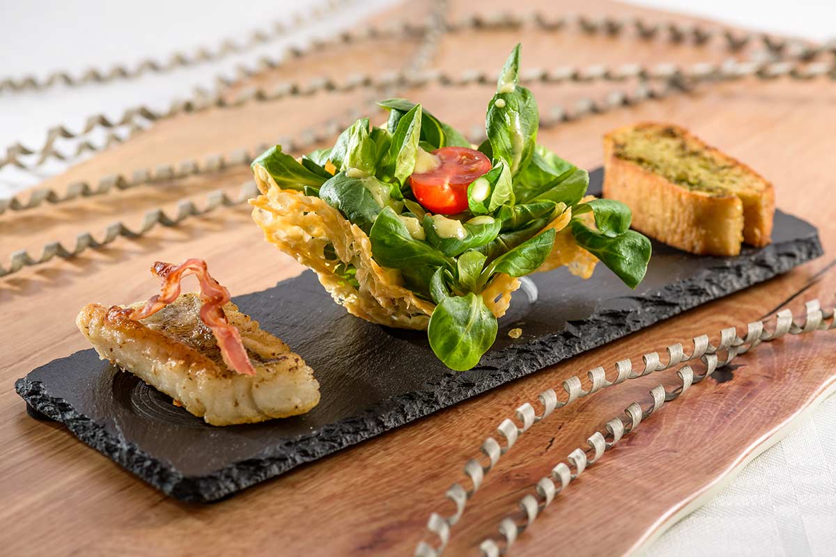 Feldsalat mit warmem Kartoffeldressing und Kräuter-Brotcroutons an ...