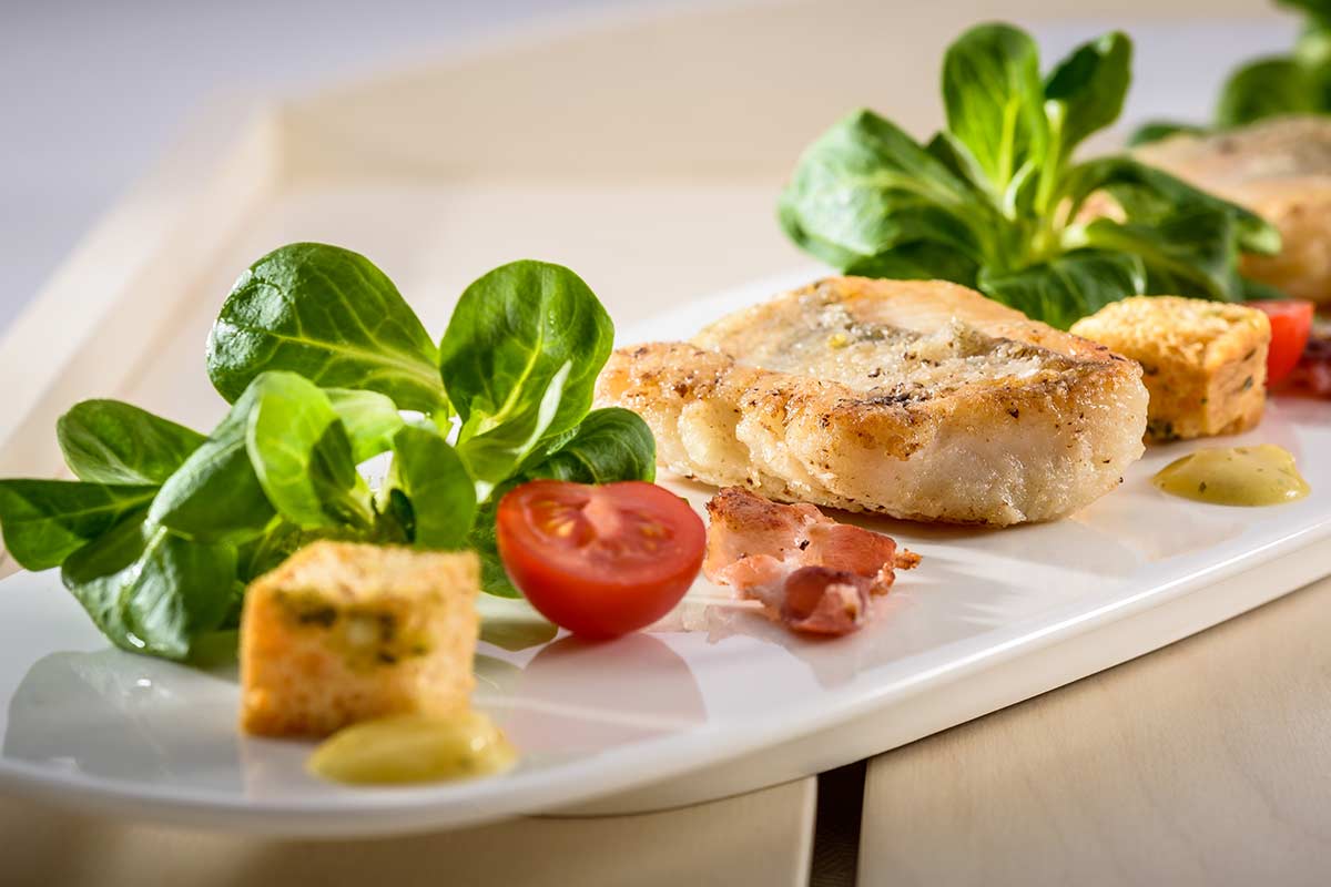 Feldsalat mit warmem Kartoffeldressing und Kräuter-Brotcroutons an ...