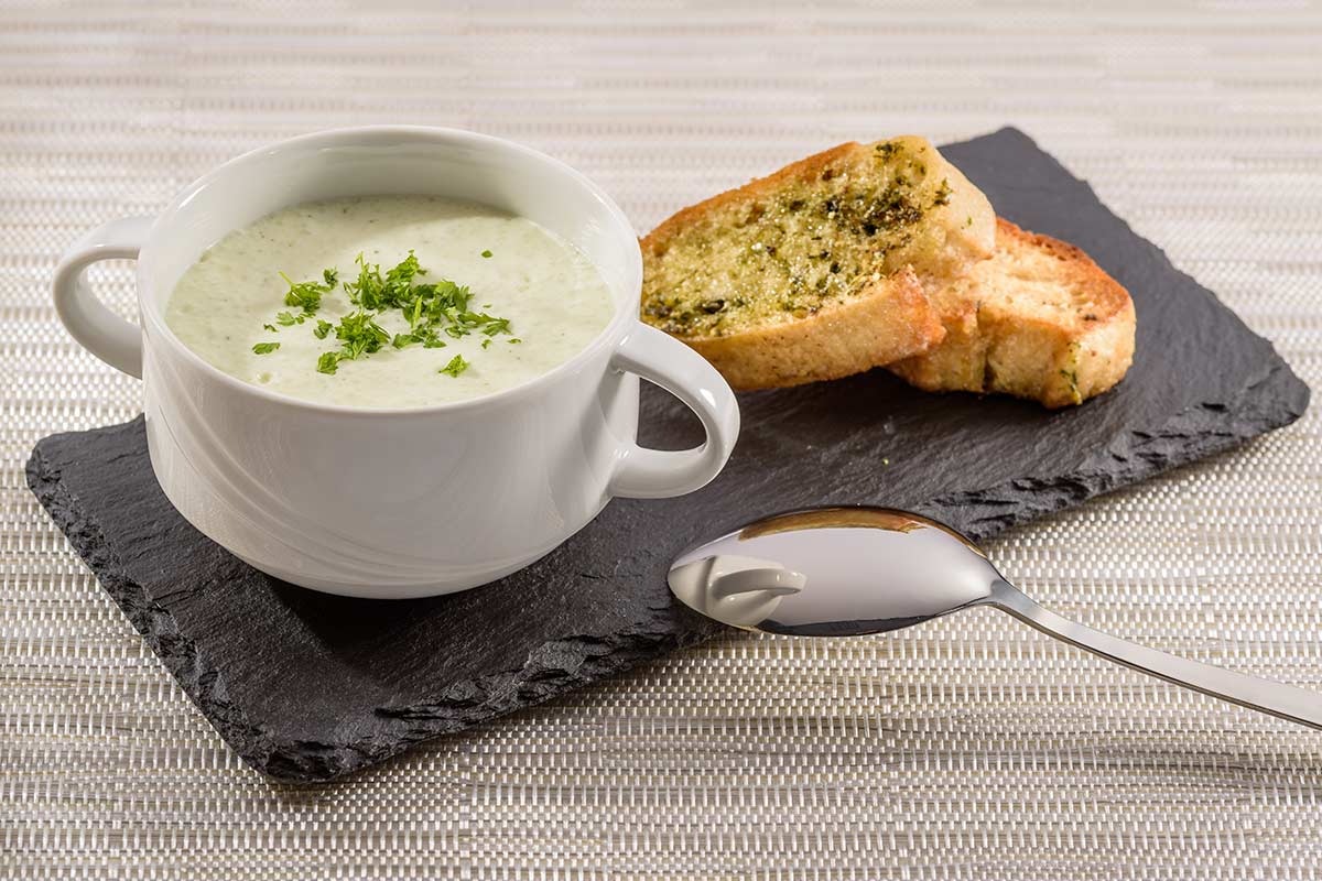 Kalte Gurkensuppe mit geröstetem Knoblauchbrot | Rezept