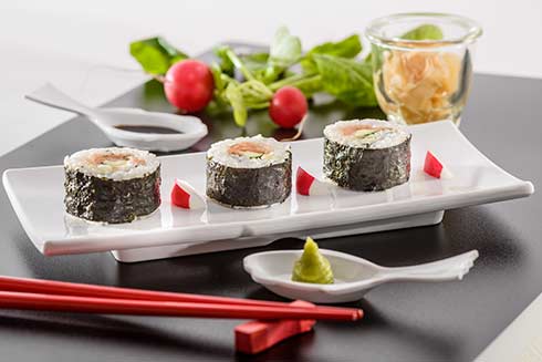 Maki-Sushi mit Räucherlachs