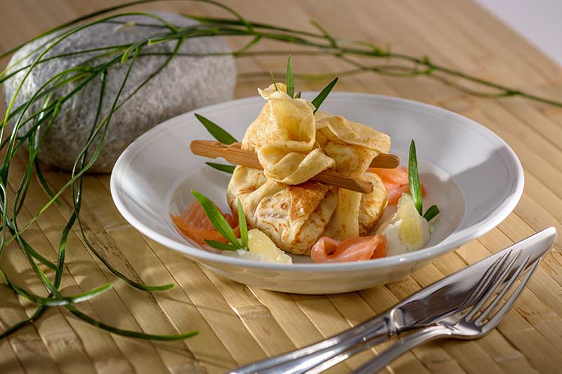 Crêpe-Taschen mit Räucherlachs und Zitronen-Crème-Fraîche
