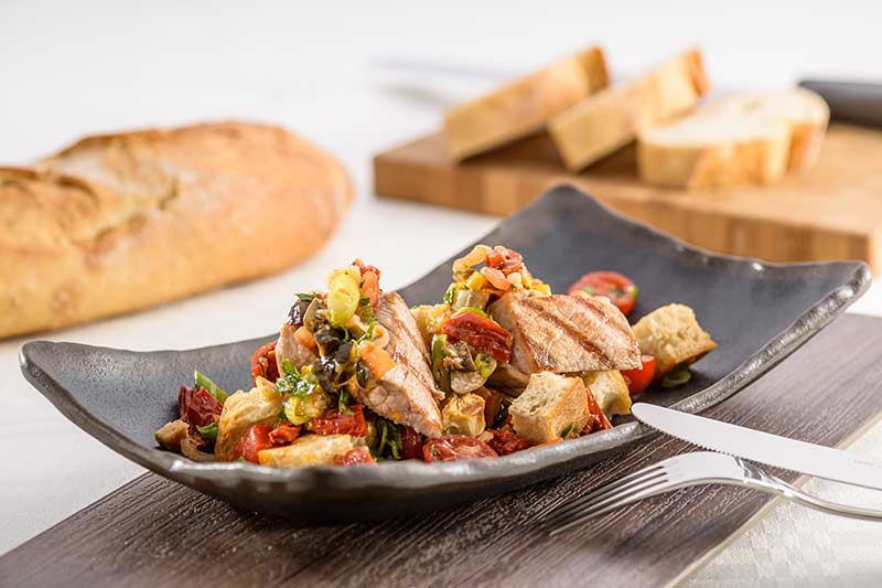 Schweine-Schnitzel mit Kapern-Sardellen-Salsa