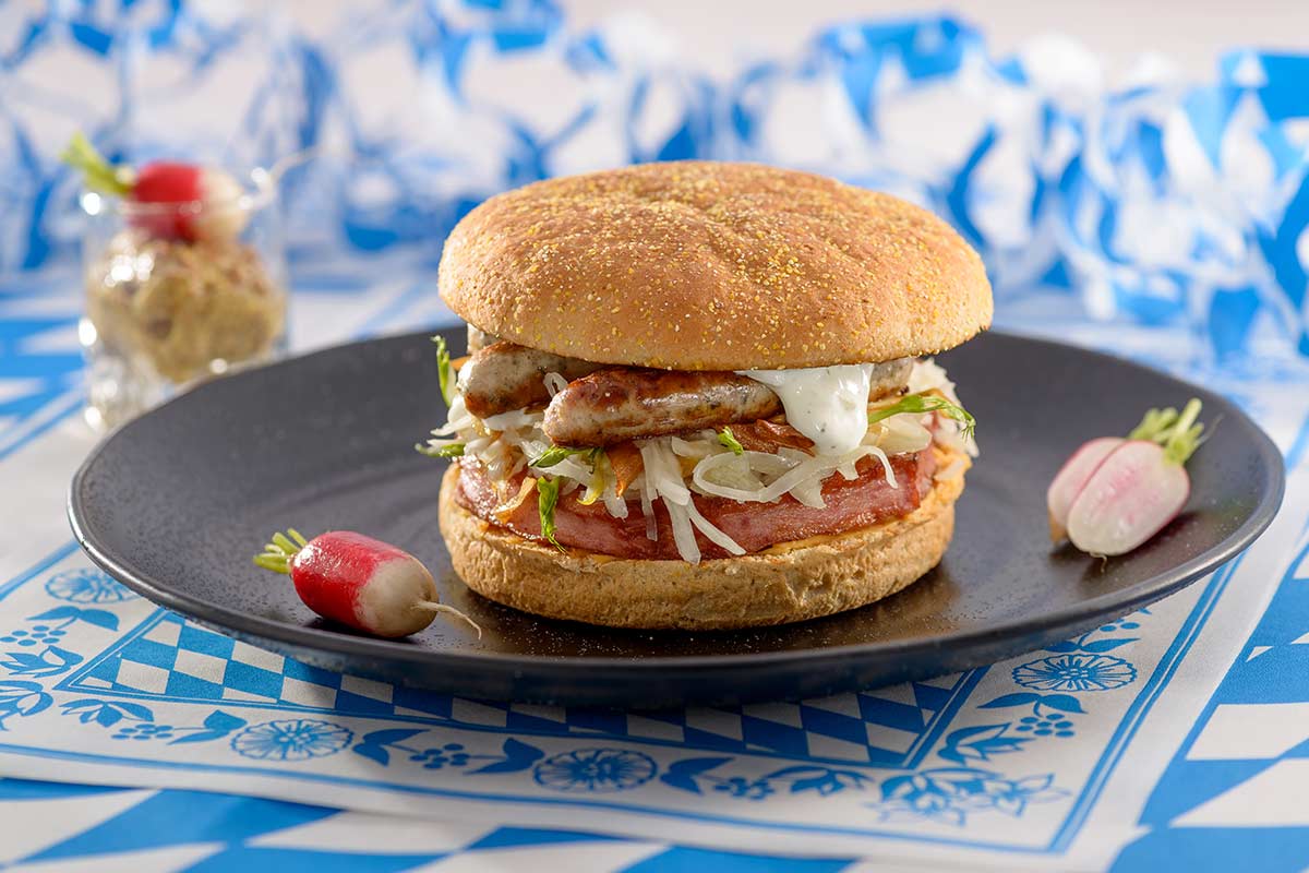 Bayerischer Fleischkäseburger mit Obazda und Kraut | Rezept