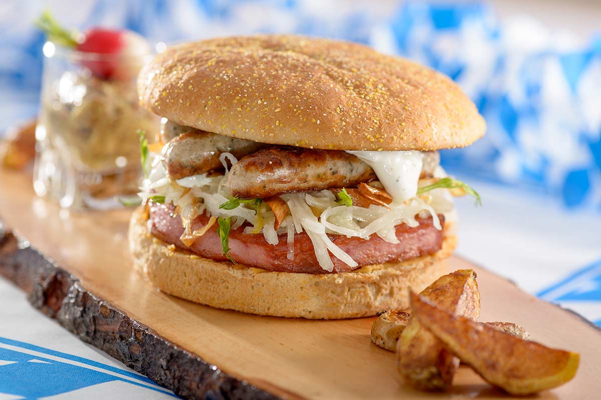 Bayerischer Fleischkäseburger mit Obazda und Kraut | Rezept