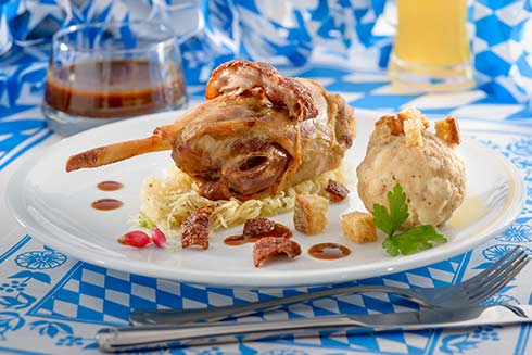 Schweinshaxe in Weißbiersauce mit Semmelknödel und deftigem Sauerkraut