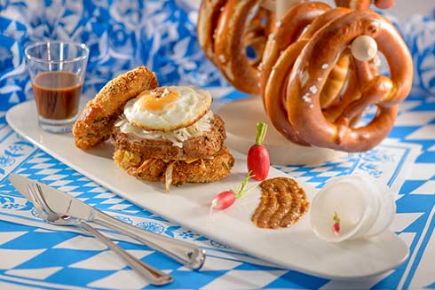 Spießbratensemmel mit Kartoffelcreme und einem Setz-Ei